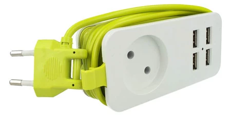 4つのUSB電源タップと電源コンセント