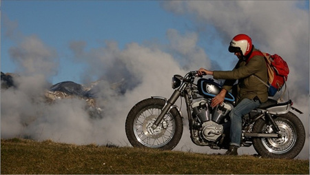 Harley Davidson Stellalpina por Roberto Rossi, paseando por el campo
