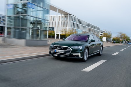 El Audi A8 TFSIe quattro es el primer A8 híbrido, desarrolla 449 CV y ya está disponible desde 111.050 euros