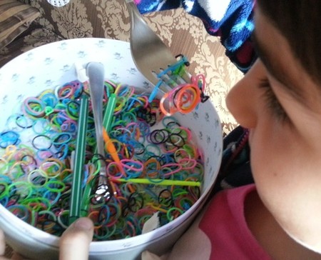 Las pulseras de goma hacen furor entre los peques