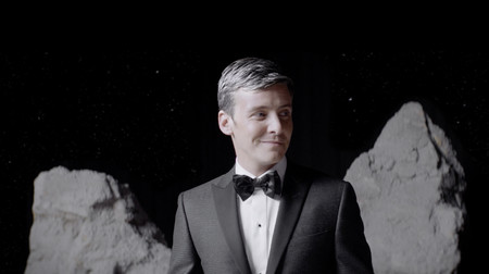 Papa Noel en la luna: el divertido corto de Canali que celebra el lujo para Navidad