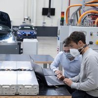 El coche eléctrico promete que el mantenimiento será nulo. Ahora también promete cambios de batería asequibles