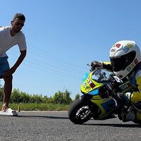 Cinco añitos. El hijo de este famoso piloto de motos acaba de batir un récord mundial de velocidad a 312 km/h, y es un crack tocando rodilla