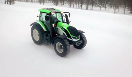 Juha Kankkunen marca un récord de velocidad, ¡en tractor y sobre hielo!