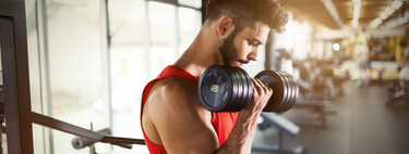 He empezado a entrenar fuerza y no sé cómo respirar en los ejercicios: así puedes acompañar los ejercicios con tu respiración 