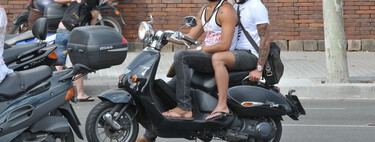 Se va a acabar lo de ir en chanclas o descalzo en moto o scooter. La DGT quiere prohibirlo, y no es un bulo