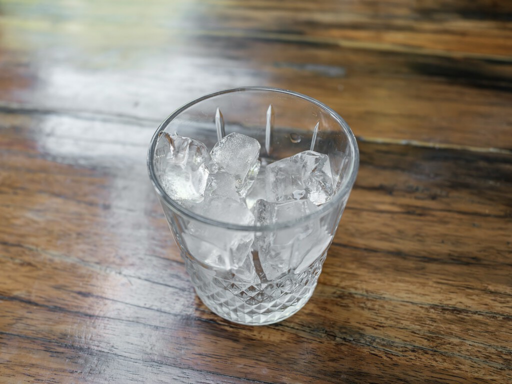 Lidl tiene la máquina de hielo que nos evitará tener que bajar al súper a por bolsas: prepara nueve cubitos grandes en menos de 10 minutos