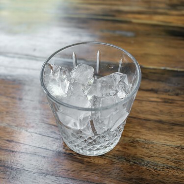 Lidl tiene la máquina de hielo que nos evitará tener que bajar al súper a por bolsas: prepara nueve cubitos grandes en menos de 10 minutos 