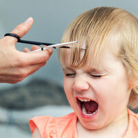 Mi hijo tiene miedo a cortarse el pelo: cómo ayudarle a superar este temor tan común en la infancia