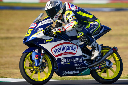 Romano Fenati tira de veteranía para ganar en Moto3 y Albert Arenas cede terreno en la general