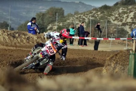 Marc Márquez sigue dando cera en pretemporada. Podio en una carrera de motocross (vídeo)