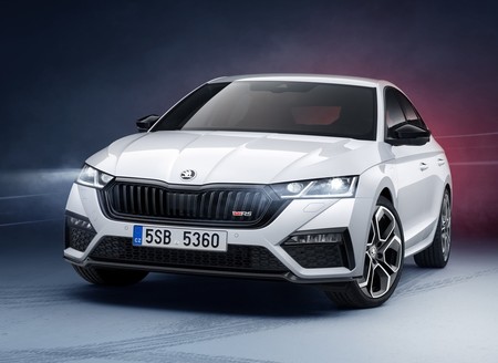 Škoda Octavia RS iV tiene alma de CUPRA, genética checa y cuerpo de sedán