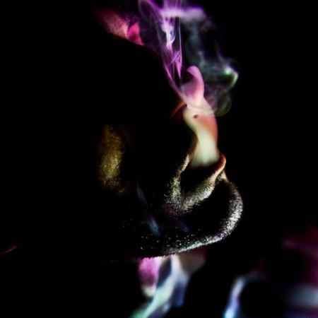 El modelo y bailarín francés Willy Cartier fotografiado entre volutas de humo por Rainer Torrado