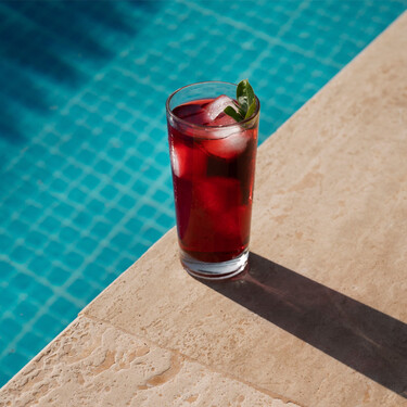 Lo habíamos condenado al rebujito, pero el mejor tinto de verano no se hace con gaseosa ni con limón: este es el refresco que mejor le va 