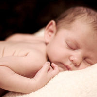 Nace el primer bebé en el mundo con el ADN de dos madres y un padre