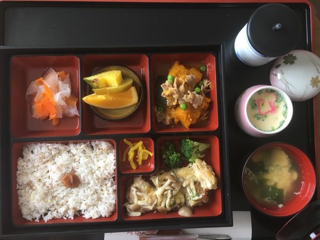 Así son los menús que sirven en los hospitales de Japón a las recientes mamás. ¿Y si tomáramos nota?