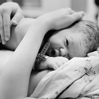 La razón biológica por la cual el recién nacido es capaz de reptar hasta el pecho de su madre