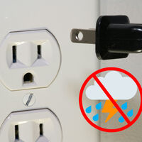 Tirar os eletrônicos da tomada durante tempestades é uma boa ideia, dizem especialistas 