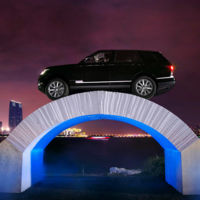 Malabaristas, domadores, faquires... y un Range Rover sobre un puente de papel