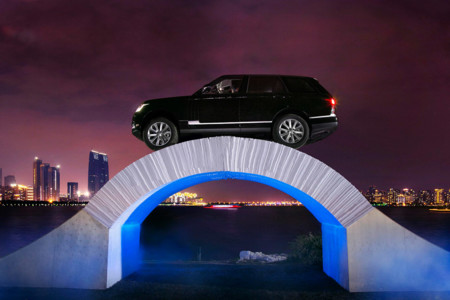 Malabaristas, domadores, faquires... y un Range Rover sobre un puente de papel
