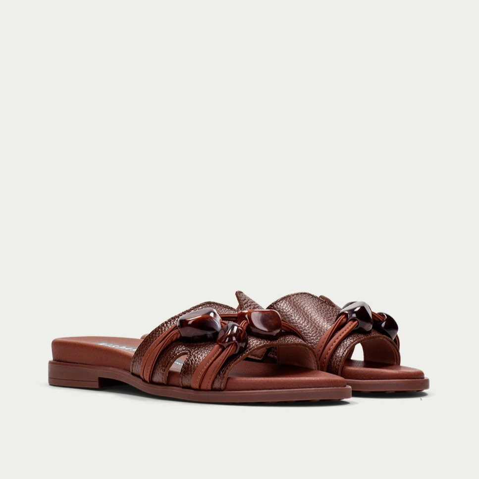 Sandalias planas de mujer de piel con adorno de piedras Marrón oscuro Hispanitas