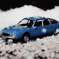 La policía intercepta a un hombre que conducía mientras hacía una videollamada. Le notaron nervioso: no tenía carnet... y llevaba kilo y medio de cocaína en el maletero