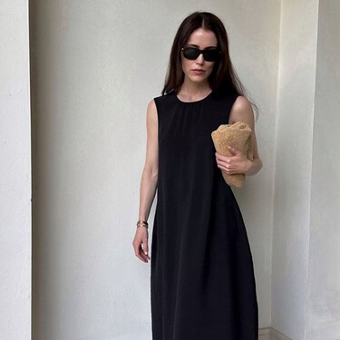 Cinco vestidos negros súper elegantes y frescos que nos salvan cualquier look este verano (y todos los que vendrán)