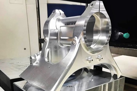 "Hola, soy un bloque de aluminio y así de hipnóticamente me convierte Kalex en un chasis de Moto2"
