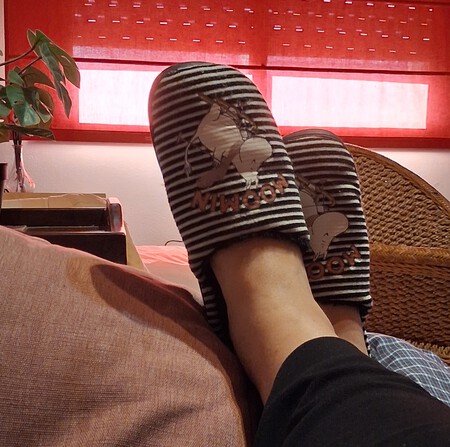 Mujer en el sofá con zapatillas Moomin