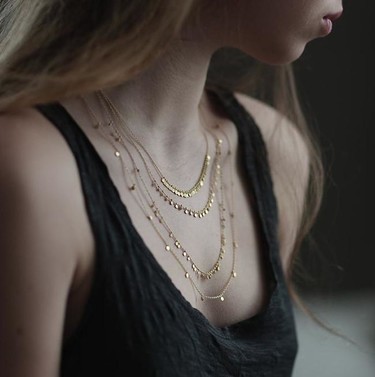 ¡Di adiós a los statement necklaces, regala collares con charms! 