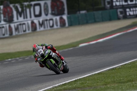 Tom Sykes ejerce de gran dominador y se lleva la pole de forma aplastante