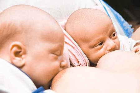 Amamantar a gemelos: nueve claves para una lactancia materna feliz