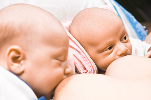 Amamantar a gemelos: nueve claves para una lactancia materna feliz