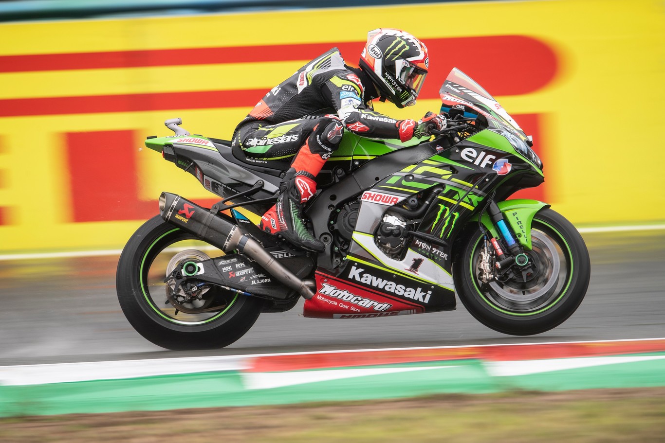 Jonathan Rea aprovecha un strike de Toprak Razgatlioglu a Álvaro Bautista para ser campeón a lo grande