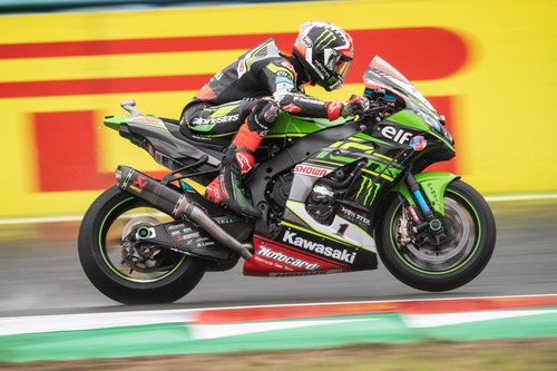 Jonathan Rea aprovecha un strike de Toprak Razgatlioglu a Álvaro Bautista para ser campeón a lo grande