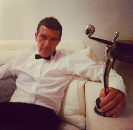 Antonio Banderas presume de estatuilla (y de novia) en los Premios Platino 2015