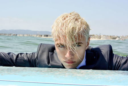 Zara y Lucky Blue Smith nos traen el perfecto look minimalista para el verano
