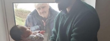 La conmovedora foto viral en la que un abuelo conoce a su nieto recién nacido en tiempos de coronavirus 