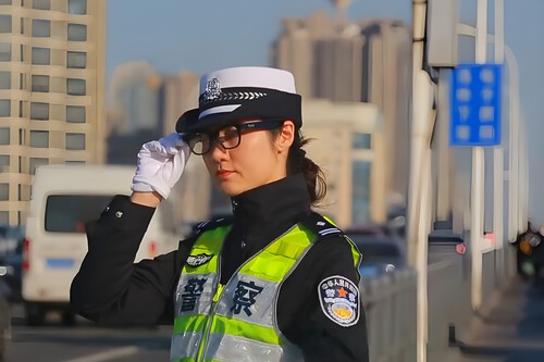 Una multa en dos segundos. China equipa a la policía con lentes con IA para controlar vehículos casi instantáneamente