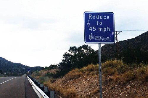 Algunos países te ponen tu canción favorita si vas a la velocidad adecuada. Las carreteras musicales contra los excesos de velocidad
