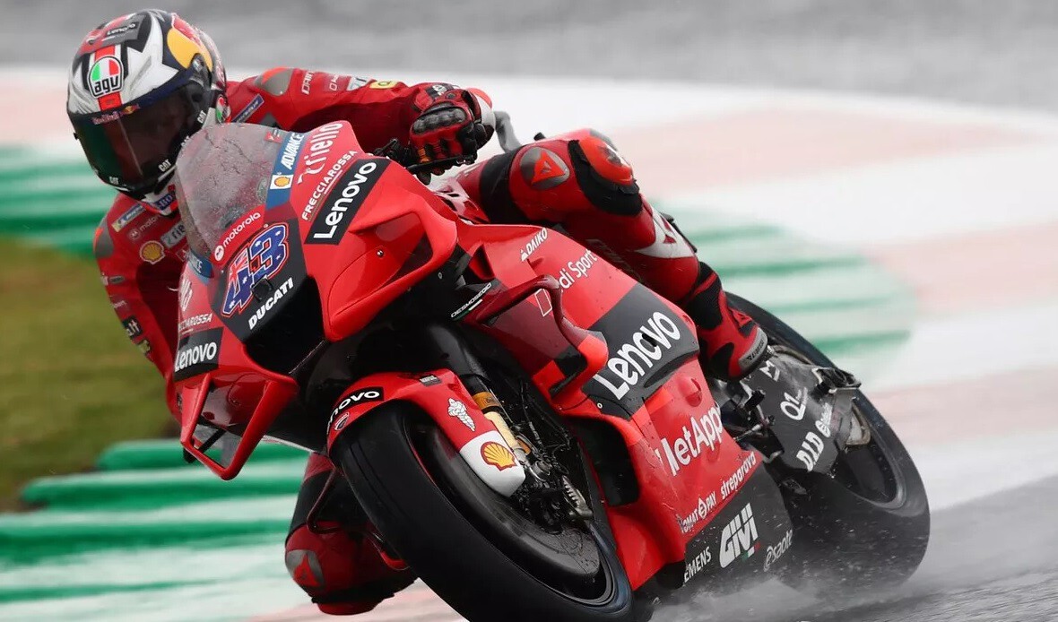 Jack Miller bate a Pol Espargaró en Valencia para el primer acto de la despedida de Valentino Rossi