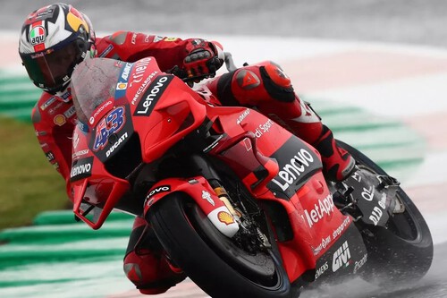 Jack Miller bate a Pol Espargaró en Valencia para el primer acto de la despedida de Valentino Rossi