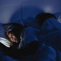 Creíamos que el problema del móvil a la hora de dormir era la luz azul. La ciencia piensa que es otro: nosotros