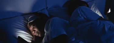 Creíamos que el problema del móvil a la hora de dormir era la luz azul. La ciencia piensa que es otro: nosotros