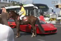 Y esto es lo que le pasa a un Ferrari 458 Italia por quedarse ahí