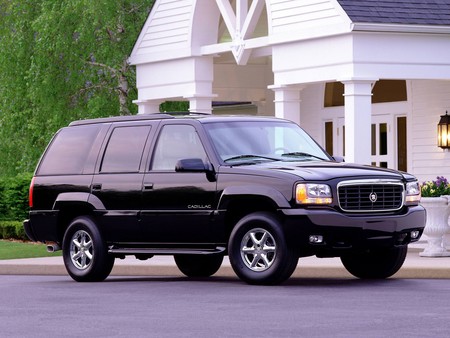 Cadillac está celebrando 20 años de la llegada de su SUV de lujo, el Escalade