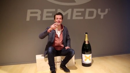 Junto a una enorme botella de champagne, Sam Lake anuncia que Quantum Break está terminado