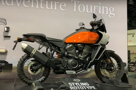 Así lucen por primera vez los prototipos de la Pan America y la streetfighter de Harley-Davidson