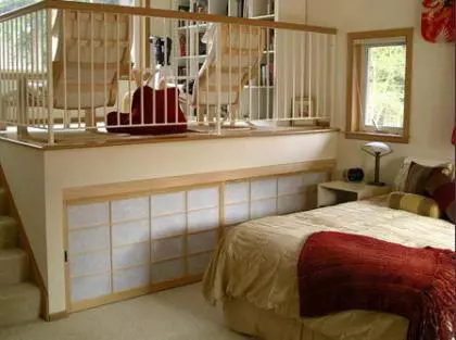 Dormitorios en varias zonas: Un dormitorio con biblioteca