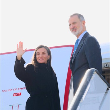 La reina Letizia triunfa en su visita a la Unidad Móvil del SEPAR con dos básicos que todas tenemos en el armario